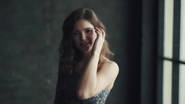 Retrato Una Chica Vestido Noche Con Maquillaje Festivo — Vídeos de Stock