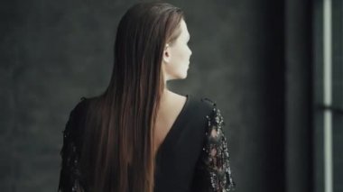 Şenlikli bir makyaj göz alıcı bir kızla portresi. poz ve kameraya bakarak parlak görünümü ile genç kadın