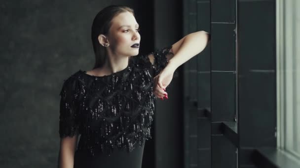 Porträtt av en glamorös och självsäker tjej med ovanliga makeup — Stockvideo