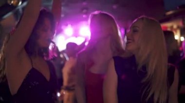 bir grup arkadaşıyla birlikte dans ve having fun bir konserde