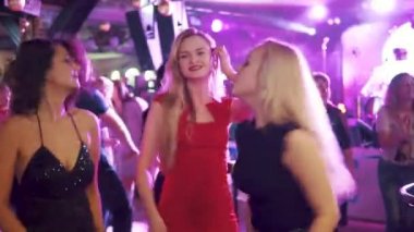 kızlar dans ve bir gece kulübünde eğleniyor