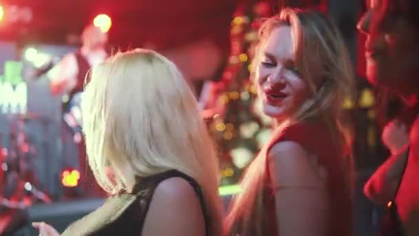 Mulheres jovens dançando em um concerto em um clube — Vídeo de Stock