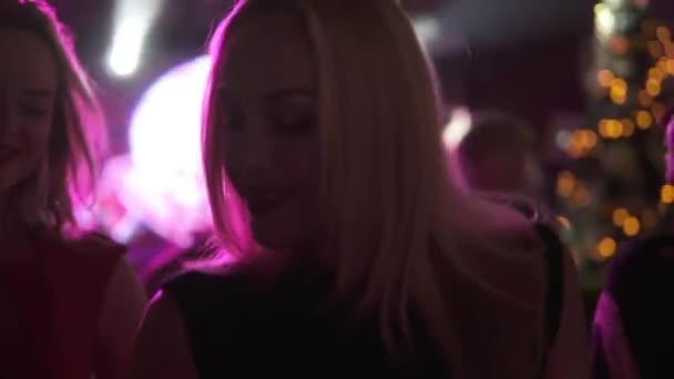 Ritratto di una giovane donna che balla in discoteca — Video Stock