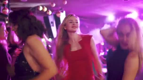 Las novias bailan en un concierto. mujeres jóvenes se divierten en el club nocturno — Vídeos de Stock