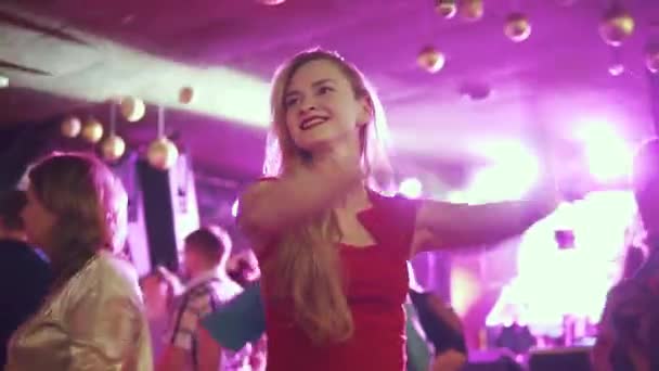 Giovane donna si sta divertendo a ballare e sorridere ad un concerto — Video Stock