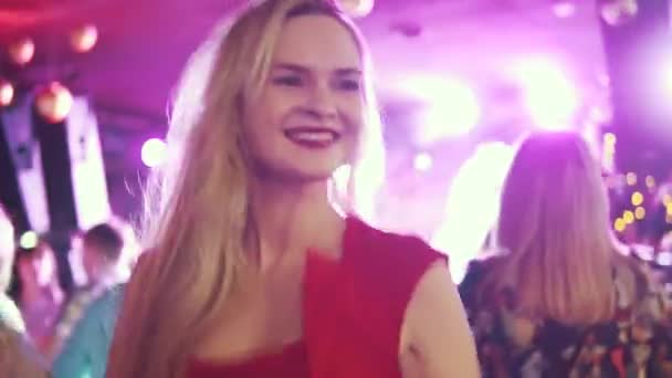 Retrato de uma menina dançando em uma festa. jovem mulher em vestido vermelho em um concerto — Vídeo de Stock