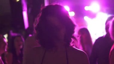 kız saç çırpınan ile eğlenceli bir partide dans ediyor.