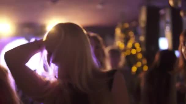 Giovane donna che balla in discoteca sotto i riflettori — Video Stock