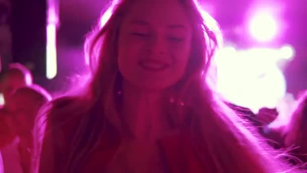 Young woman dancing in a fiery party at a nightclub party. — Stock Video