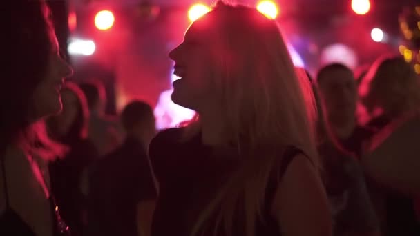 Fiesta en un club nocturno. chicas bailando, sonriendo y divirtiéndose con amigos — Vídeos de Stock