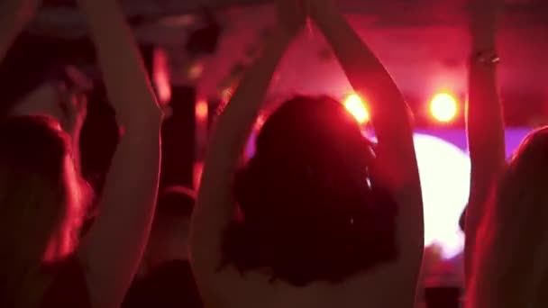 Silhouette de filles dansant dans une discothèque. femmes agitant les bras levés . — Video