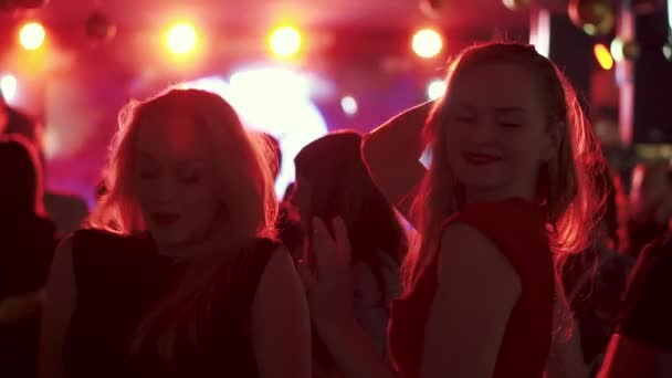 Девушки танцуют и веселятся в ночном клубе — стоковое видео