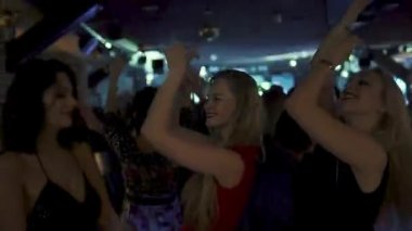 bir partide dans arkadaş şirket. Genç kadınlar dans pistinde eğleniyor musun.