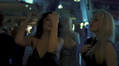 ışık ışınlarının bir konserde dans kızlar