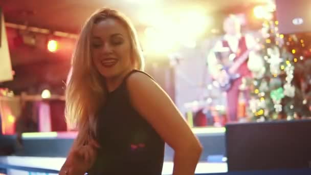 Retrato de uma jovem menina atraente famosamente dançando em um concerto . — Vídeo de Stock