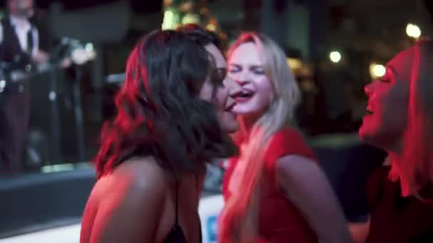 Kızlar şarkı ve yakınındaki bir konserde sahne dans — Stok video