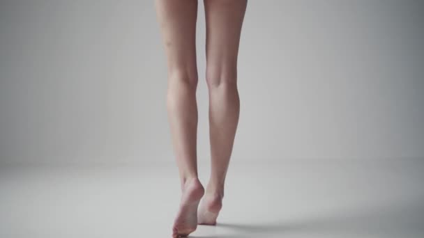 Gambe femminili da vicino. ragazza filatura su punta di piedi scalzi — Video Stock