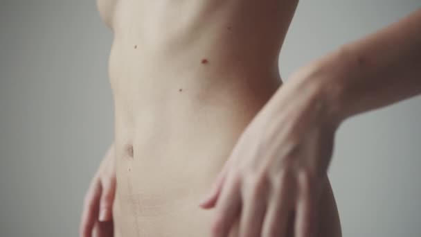 Slank kropp av en flicka närbild. en ung kvinna berör sin hud på magen. — Stockvideo