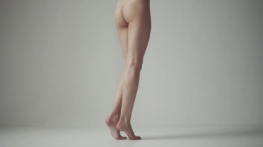 seksi kadın bacaklar. Arkadan görünüm. Kız uçlarında duran ve ayak ayak kayması.