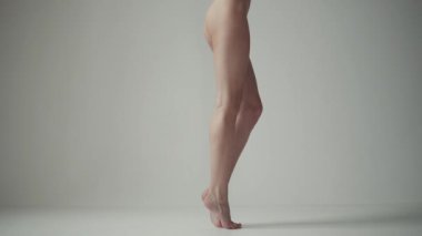 seksi kadın bacaklar. Arkadan görünüm. Kız uçlarında duran ve ayak ayak kayması.