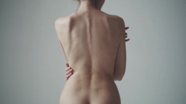 Çıplak kadın geri yakın çekim. Kız ona boyun ve omuz dokunur