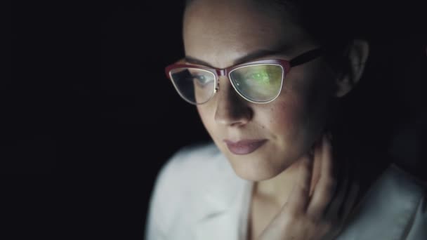 Retrato Una Mujer Negocios Trabajando Oscuridad Portátil Reflejo Pantalla Con — Vídeo de stock