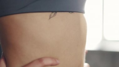 güzel kadın vücut yakın çekim. spor salonunda dövmeli kız