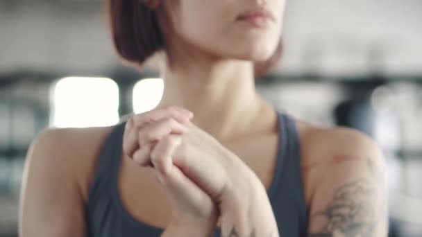 Дівчина прогріває руки перед тренуванням. жіночі руки крупним планом — стокове відео