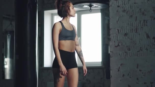 Boxer fille réchauffé près de l'anneau de boxe — Video