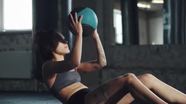 sporcumuz pompa spor tuşuna basın. Modern kız dövme olan trenler.