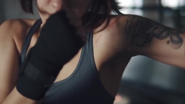 복 서 여자의 근접 촬영 초상화입니다. 여성 권투 선수가 래핑된 손 전투 훈련 과정 — 비디오