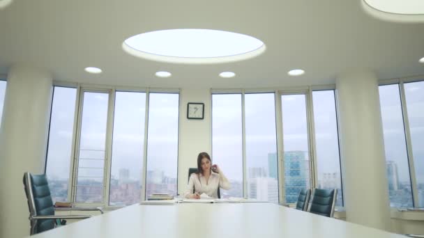 Jonge vrouw die werkt in het Bureau aan de tafel. zakenvrouw werkt met papieren — Stockvideo