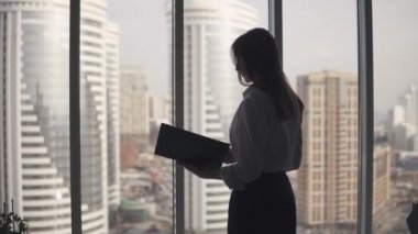 gökdelenler arka plan üzerine bir iş kadın silüeti