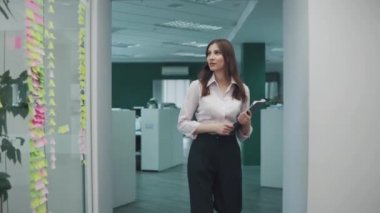 genç iş kadını boş office belgeleri ile