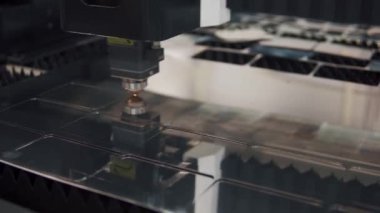 Metal işleme Cnc freze tezgahı. Kesme metal modern işleme teknolojisi. Lazer kesici metal parçalar keser.