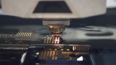 Metal işleme Cnc freze tezgahı. Kesme metal modern işleme teknolojisi. Lazer kesici metal parçalar keser.