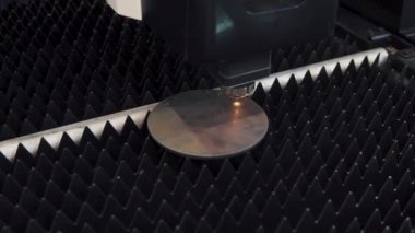 Metal işleme Cnc freze tezgahı. Kesme metal modern işleme teknolojisi. Lazer kesici metal parçalar keser.