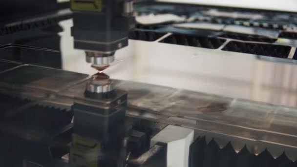 Metallverarbeitende CNC-Fräsmaschine. Schneiden von Metall moderne Verarbeitungstechnologie. Laserschneider schneidet Metallteile. — Stockvideo
