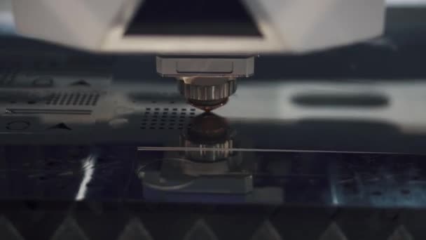 Fresatrice CNC per la lavorazione dei metalli. Taglio metallo moderna tecnologia di lavorazione. taglio laser tagli parti metalliche . — Video Stock