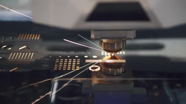 Mesin penggilingan CNC logam. Pemotongan logam modern pengolahan teknologi. pemotong laser memotong bagian logam . — Stok Video