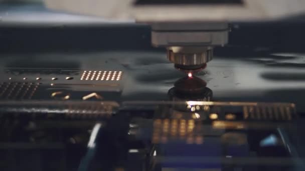 Fraiseuse CNC de travail des métaux. Découpe de la technologie de traitement moderne des métaux. découpeuse laser coupe des pièces métalliques .