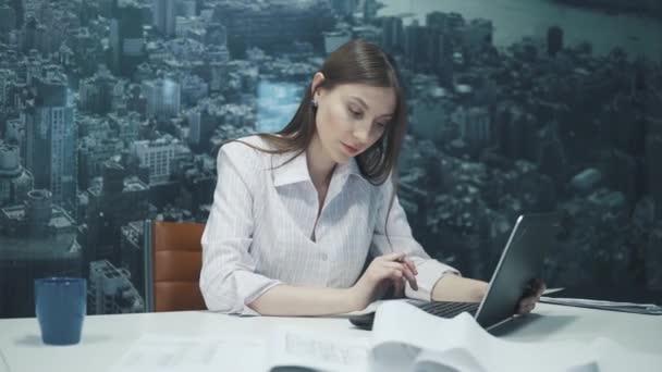 창 근처 사무실에서 노트북에서 작업 하는 비즈니스 우먼의 초상화. — 비디오