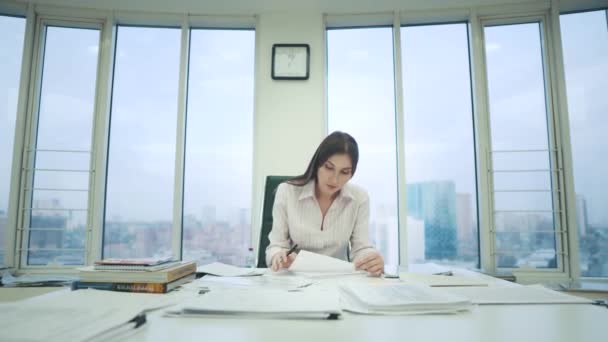 Jonge vrouw werkt met documenten in het kantoor. — Stockvideo