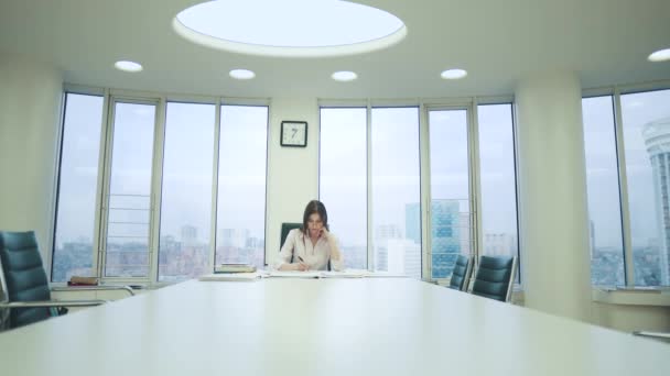 Fiatal nő dolgozik dokumentumokkal az irodában. — Stock videók