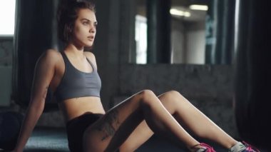 spor salonunda katta oturan egzersiz sonra dinlenme kız