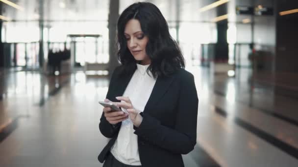 Portrait of business woman in the lobby of an office building. — Stock Video