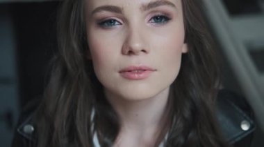 Parlak mavi gözlü çekici bir kızın closeup portre.