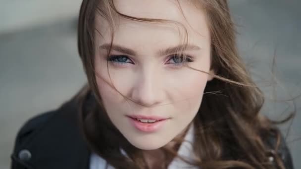 Retrato de una chica de ojos azules de cerca. Ella misteriosamente mirando a la cámara . — Vídeos de Stock