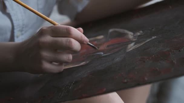 Девушка-художник рисует картину красок. Женские руки крупным планом — стоковое видео