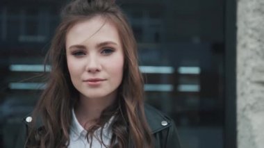 bir hipster kız portresi yakın. kameraya bakan çekici mavi gözlü kız.